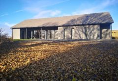 Gîte  - Piscine et spa - bâtiment piscine automne